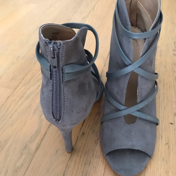 Journee collection Samara bootie.  SIZE  10. - Picture 5 of 5